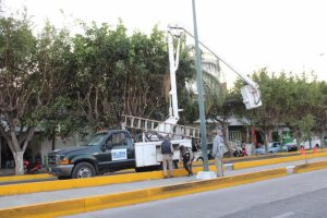 Alumbrado Público sustituye lámparas en Avenida Juárez