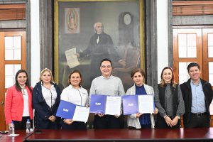 Carlos Soto firma convenio con el ICEP