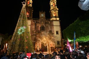 Carlos Soto realizó el encendido del árbol de navidad
