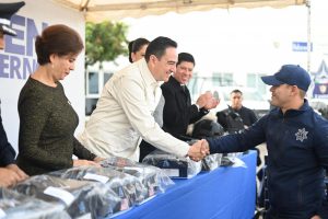 Carlos Soto entregó uniformes y equipo táctico a personal de Seguridad Pública