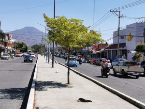 Obra de la Ciclovía Juárez, conserva estacionamientos en las vías y los dos carriles