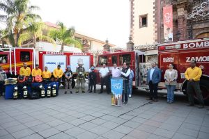 Carlos Soto entrega equipamiento y unidades a Protección Civil y Rescate