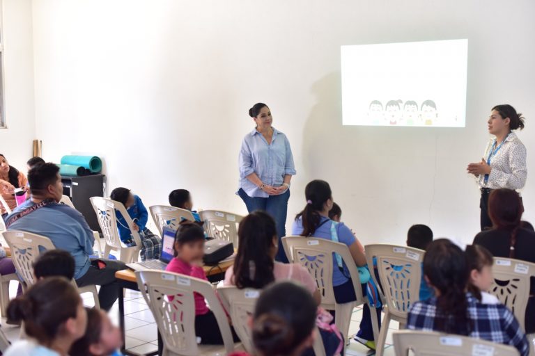 DIF Zamora refuerza valores en familias a través de plática en CEDECO Jacinto López