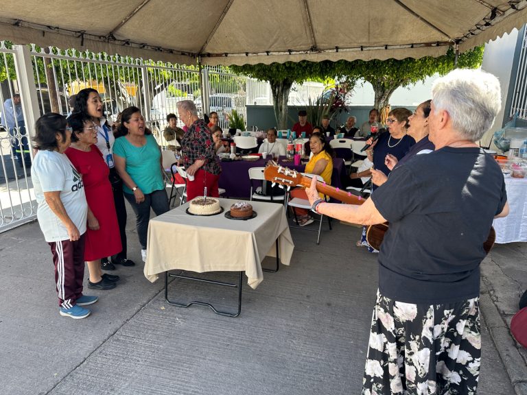 Adultos mayores del DIF Zamora realizan convivio musical