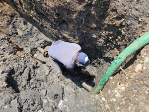 SAPAZ repara fuga mayor en Ario de Rayón y restablece suministro de agua