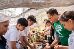 Carlos Soto reconoce labor ambiental de estudiantes del Colegio Teresa de Calcuta