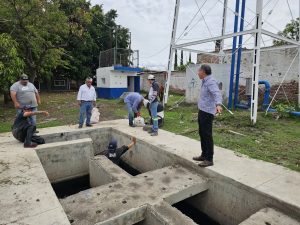 Realiza SAPAZ trabajos de desazolve en cárcamo de colonia El Vergel