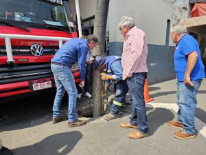SAPAZ retira taponamiento en red de drenaje de la calle 20 de Noviembre