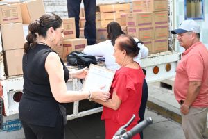 Inicia Rocío Soto entrega de despensas en colonias y comunidades