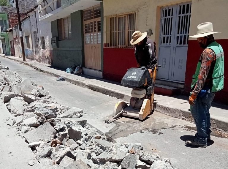 Avanza sustitución de drenaje sanitario en la calle Emiliano Zapata