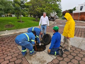 Realiza SAPAZ limpieza intensiva de drenajes en Hacienda del Valle tras lluvias