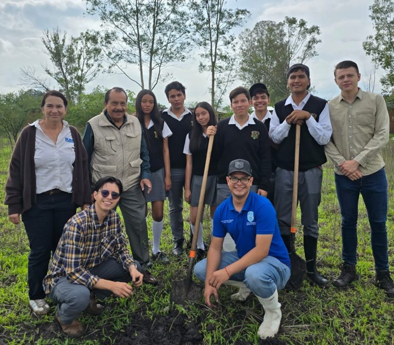 Fomentan conciencia ambiental con reforestación en el CBTA 290 de Ario de Rayón