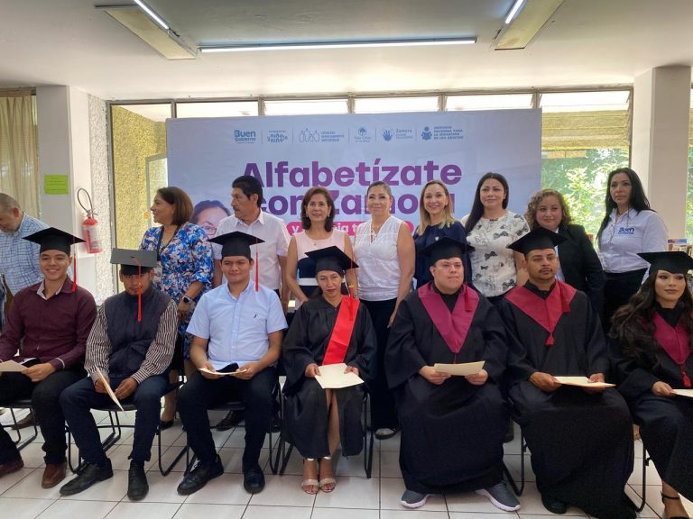 Doce jóvenes con discapacidad auditiva concluyeron su educación básica en Zamora