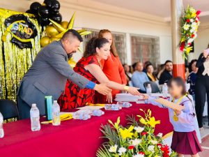 Rocío Soto acompañó a egresados de la primaria Gildardo Magaña en su clausura escolar