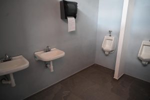 Carlos Soto entrega nuevos sanitarios para dignificar espacios laborales en Obras Públicas
