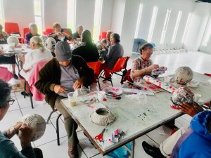 Concluyen adultos mayores taller de elaboración de floreros en CEDECO Valencia