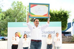 Carlos Soto recibió la insignia de Ciudad Educadora -Instalaron el Consejo para impulsar valores y aprendizaje comunitario