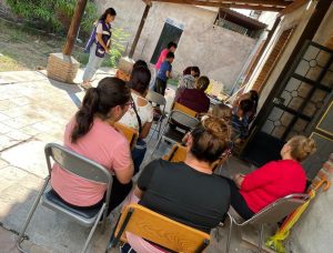 Brindan plática sobre derechos y taller de elaboración de productos a mujeres de La Rinconada
