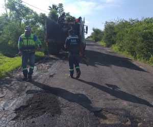 Dan mantenimiento a carretera que une Atecucario con El Sauz de Abajo