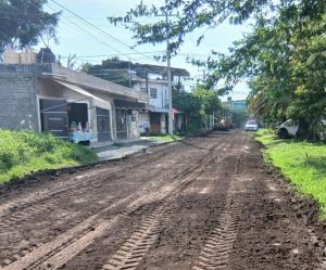 Rehabilitan vialidades en Valle Dorado para mejorar la movilidad