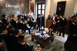 Estudiantes del Colegio “Bartolomé de las Casas” visitan a Carlos Soto