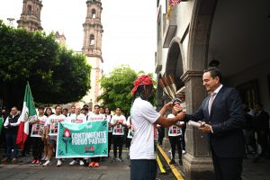 Carlos Soto realizó la Encomienda del Fuego Simbólico