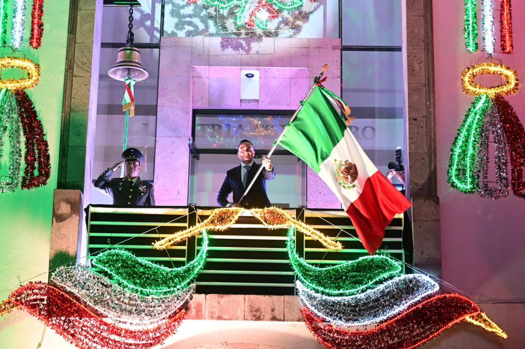 Carlos Soto Delgado encabezó ceremonia del 215 aniversario de la Independencia de México