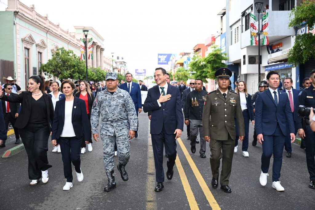 Carlos Soto encabezó desfile el 215 Aniversario del Inicio de la Independencia de México