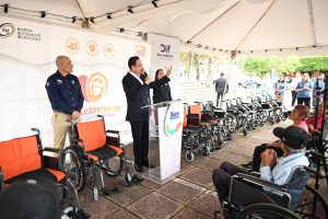 Carlos Soto entregó 15 sillas de ruedas con apoyo de Fundación Merza