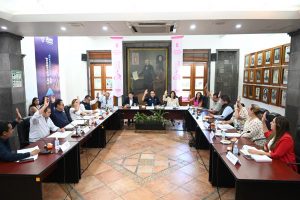 Cabildo de Zamora aprueba el tercer informe trimestral de la Cuenta Pública, la jubilación de trabajadora municipal y el reconocimiento a joven destacado en robótica