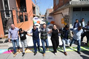 Carlos Soto cumple con habitantes de la calle Higos de la colonia El Vergel