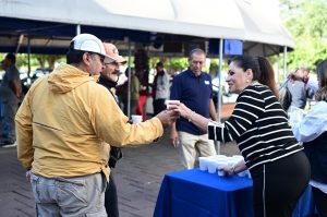 DIF Zamora brinda apoyo alimentario y atención médica a personas varadas por bloqueo carretero