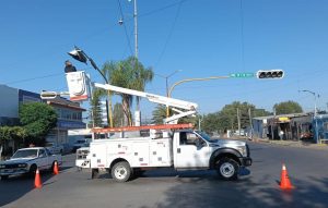 Reparan semáforo en crucero de 5 de Mayo y Ferrocarril para mejorar la seguridad vial
