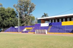 Brindan mantenimiento a gradas del campo “A” de la Unidad Deportiva “El Chamizal”