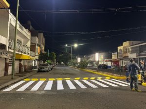 Dan mayor seguridad a peatones, ciclistas y conductores con trabajos de balizamiento en la Avenida 20 de Noviembre