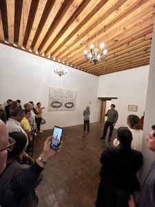 Carlos Soto impulsa el talento artístico con la exposición “Ritual de llamamiento: Preludio del artrópodo para el día más largo”