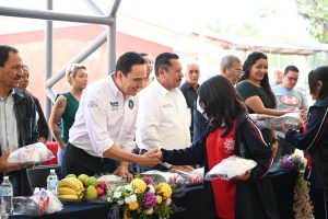 Entregan tenis a estudiantes de la Secundaria Técnica 132 para impulsar su desarrollo