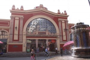 Dan mantenimiento al emblemático “Mercado de los Dulces”