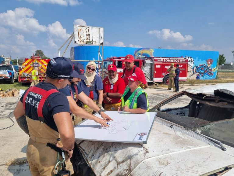 Capacitan a personal de Protección Civil y Bomberos Municipales